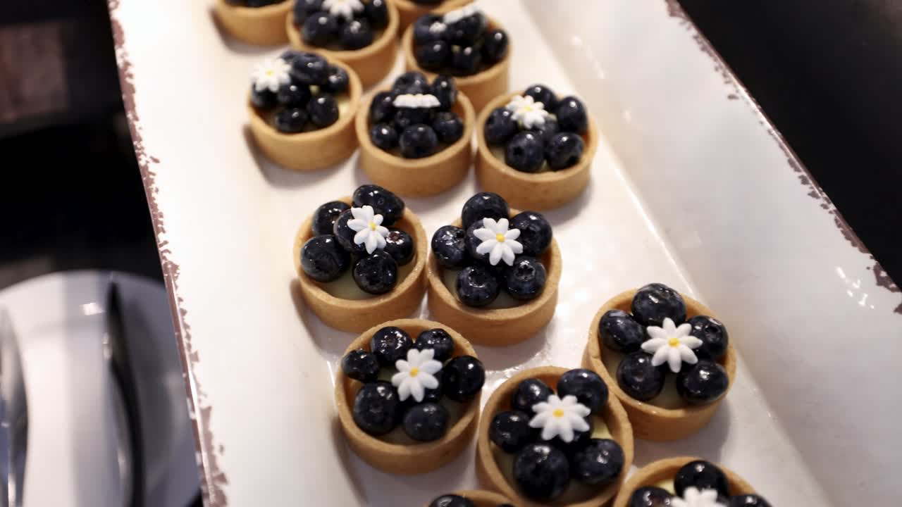 Crostata di dessert con frutti di bosco su un buffet di ristorante.