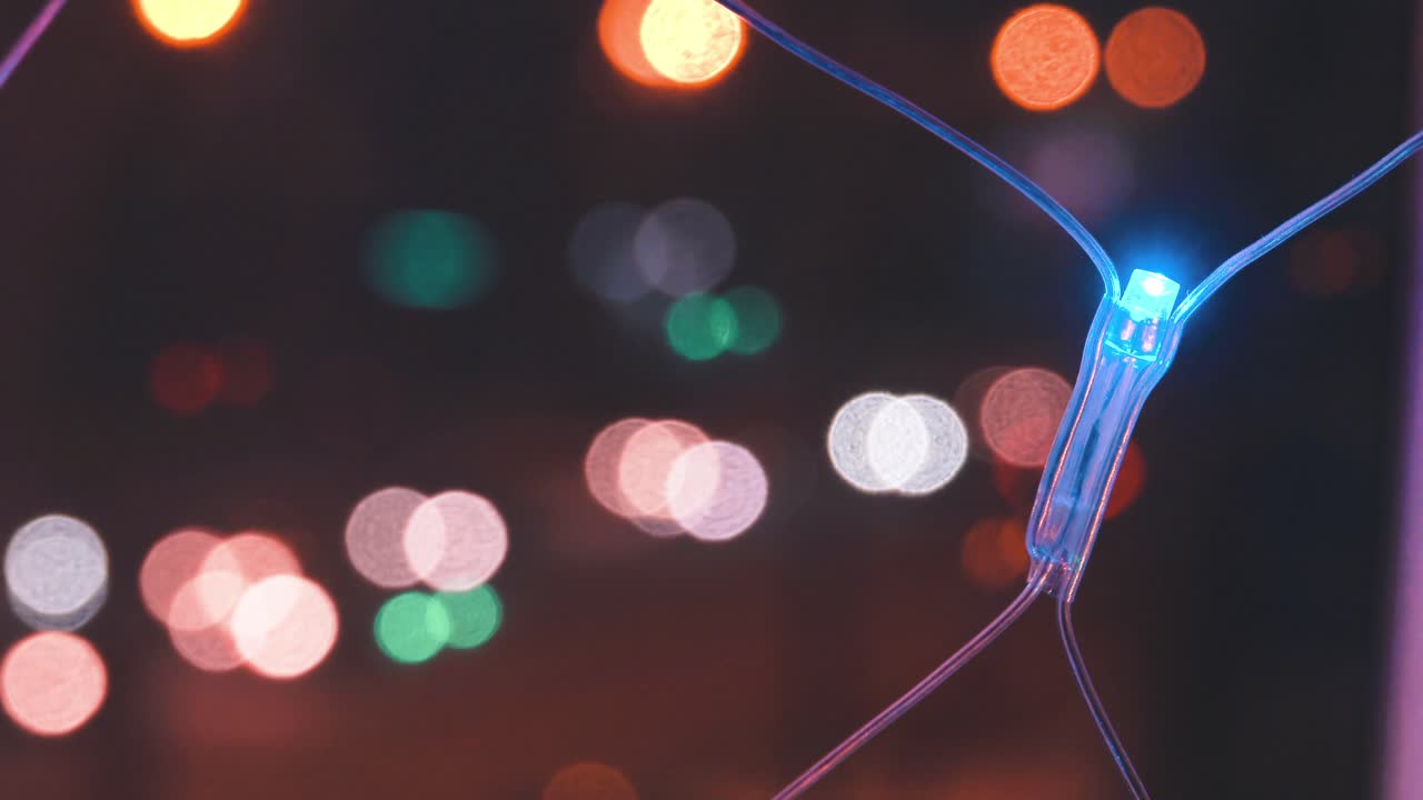 luces de la ciudad a través de una malla