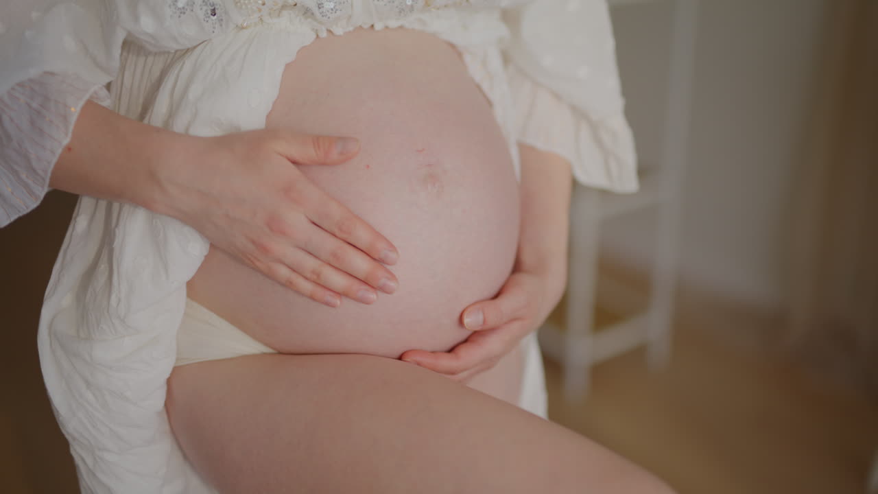 Donna incinta che coccola la pancia