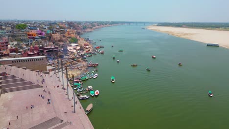 Luftaufnahme-Des-Flusses-Ganga-Und-Der-Ghats-In-Varanasi,-Indien