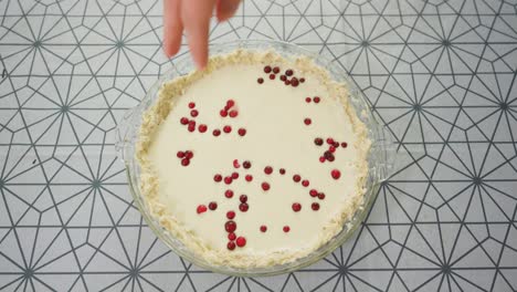 Mann,-Der-Beeren-Auf-Einen-Preiselbeerkuchen-Legt.-Amateurkochen