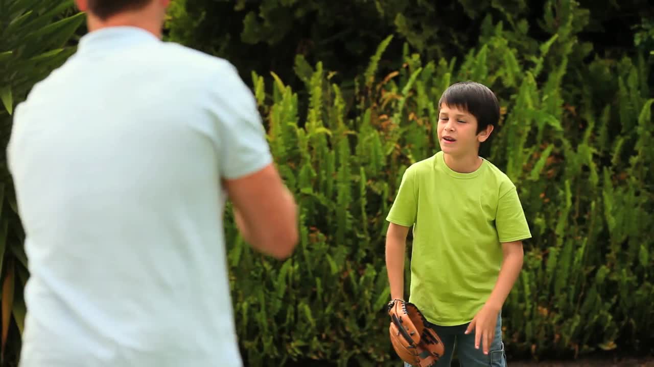 niño pequeño jugando béisbol con su padre