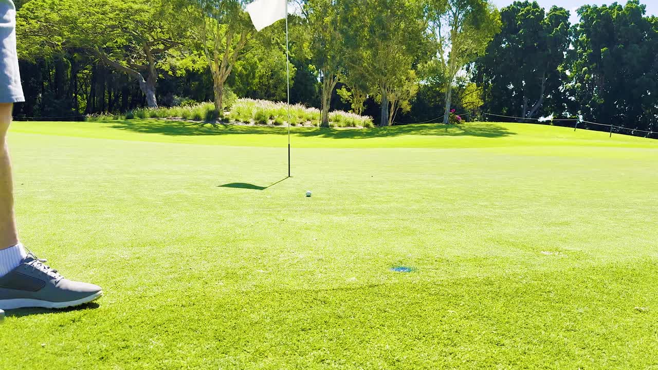 골퍼가 구을 향해 공을 던집니다.