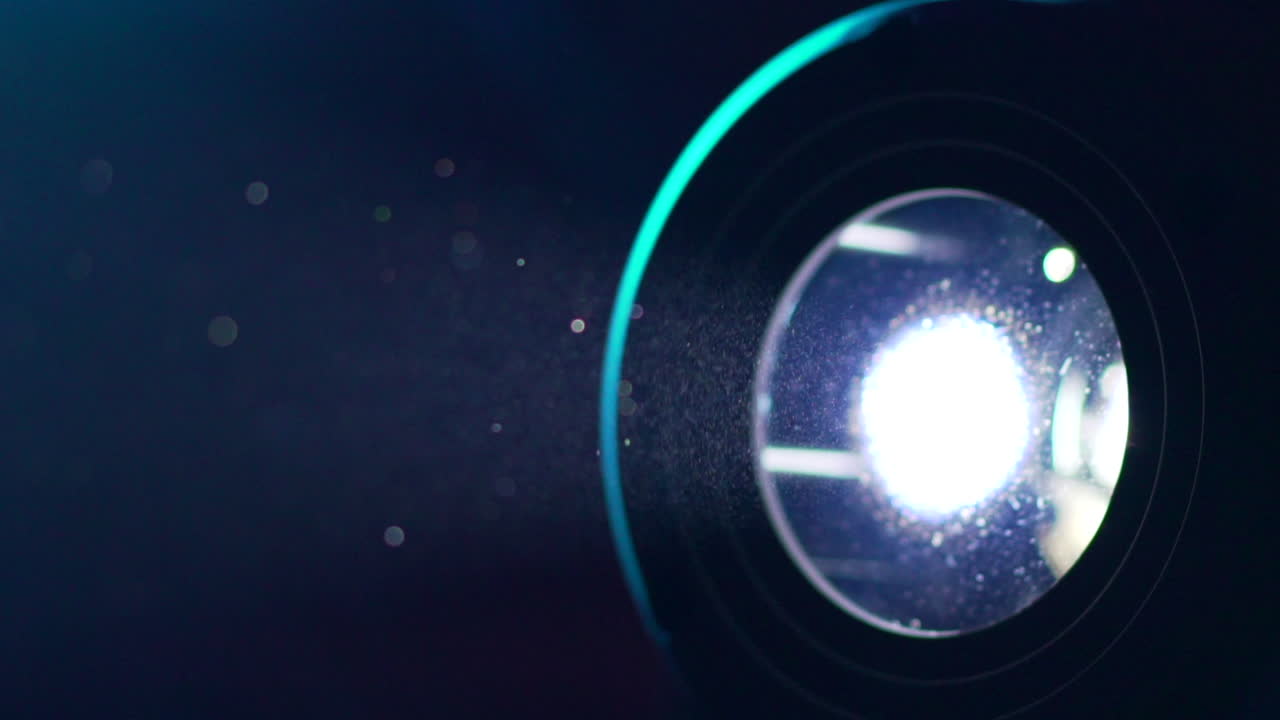 떠다니는 먼지를 비추는 무대 조명의 슬로우 모션 포커스 풀