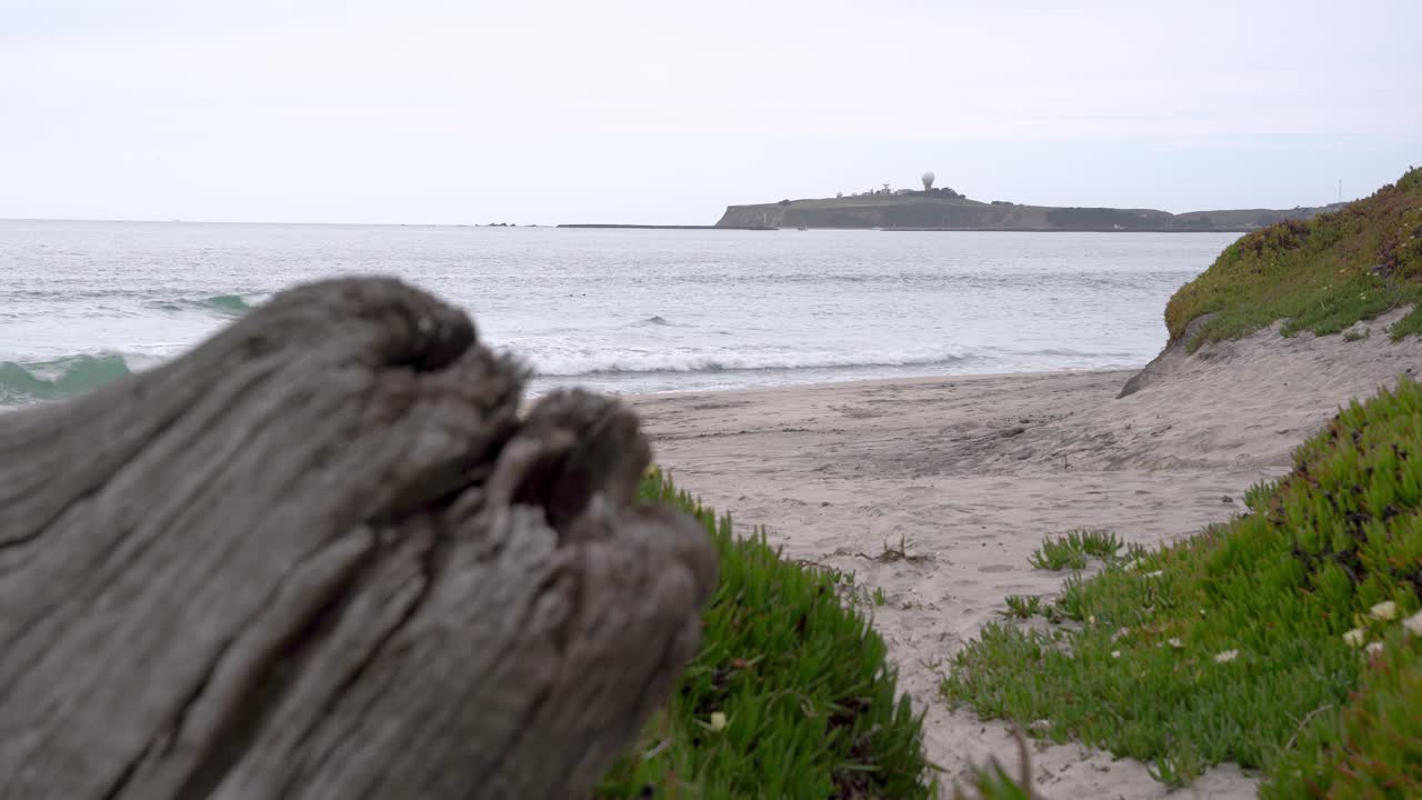멀리 기둥 지점과 바다 해변의 전망