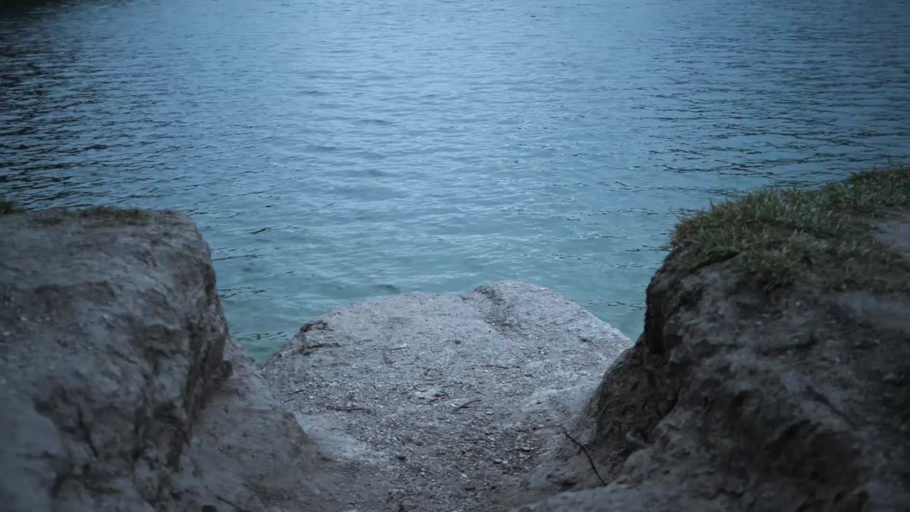 호숫가의 해안에 부딪히는 파도