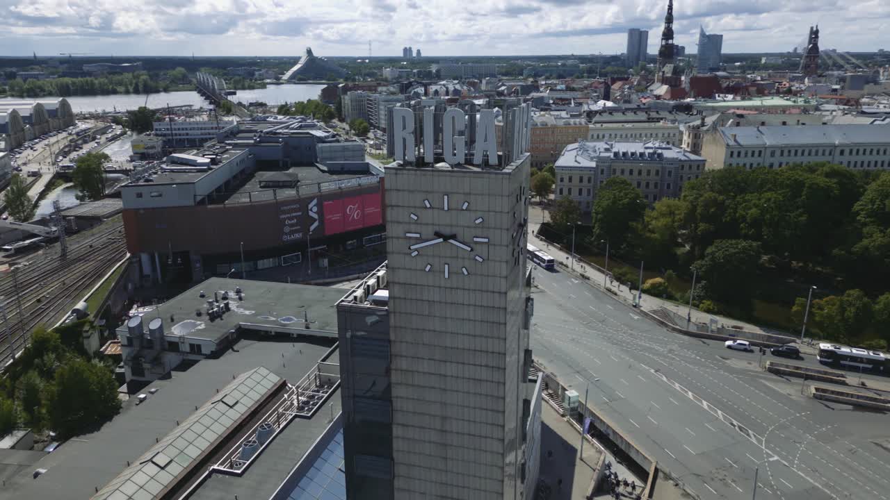 órbita aérea cinematográfica de la torre del reloj de la estación de tren de riga en letonia, europa, avión no tripulado 3 de 3