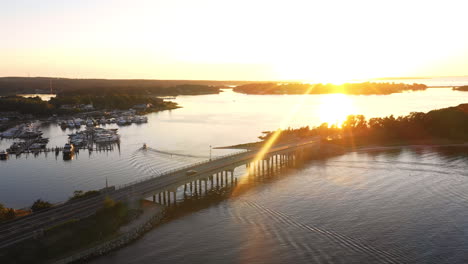 Vista-Aérea,-Coches-Y-Barcos-Que-Viajan-En-Los-Hamptons-Al-Atardecer