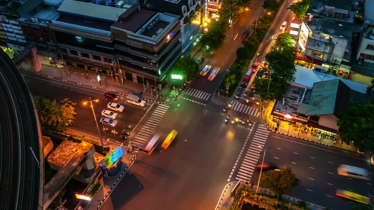 tráfico de 4k.time lapse en la intersección de bangkok, tailandia