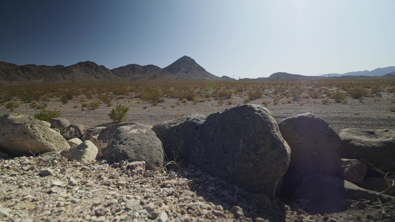 El Monte Escorpión se yuxtapone más allá de grandes rocas del paisaje desértico.