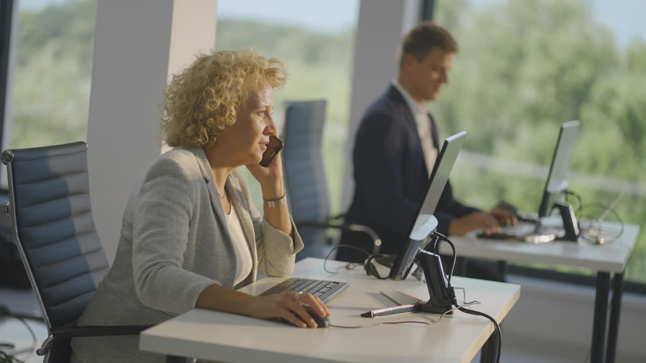 Geschäftsleute, die im Büro arbeiten