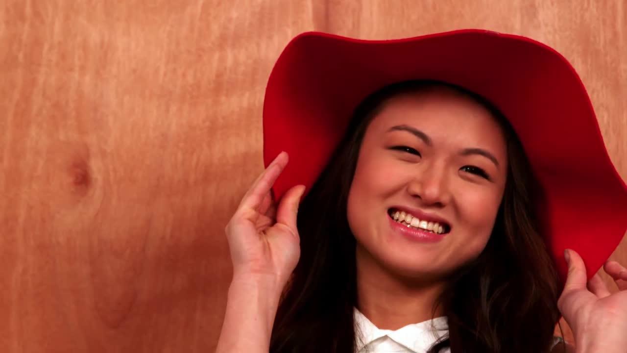 hipster sonriente y atractivo posando para la cámara