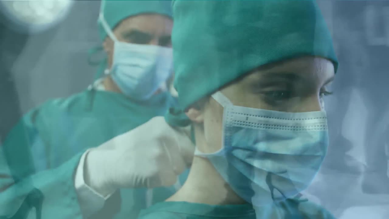 animación de un médico poniendo una máscara facial a otro médico sobre la gente en una calle en la parte de atrás.