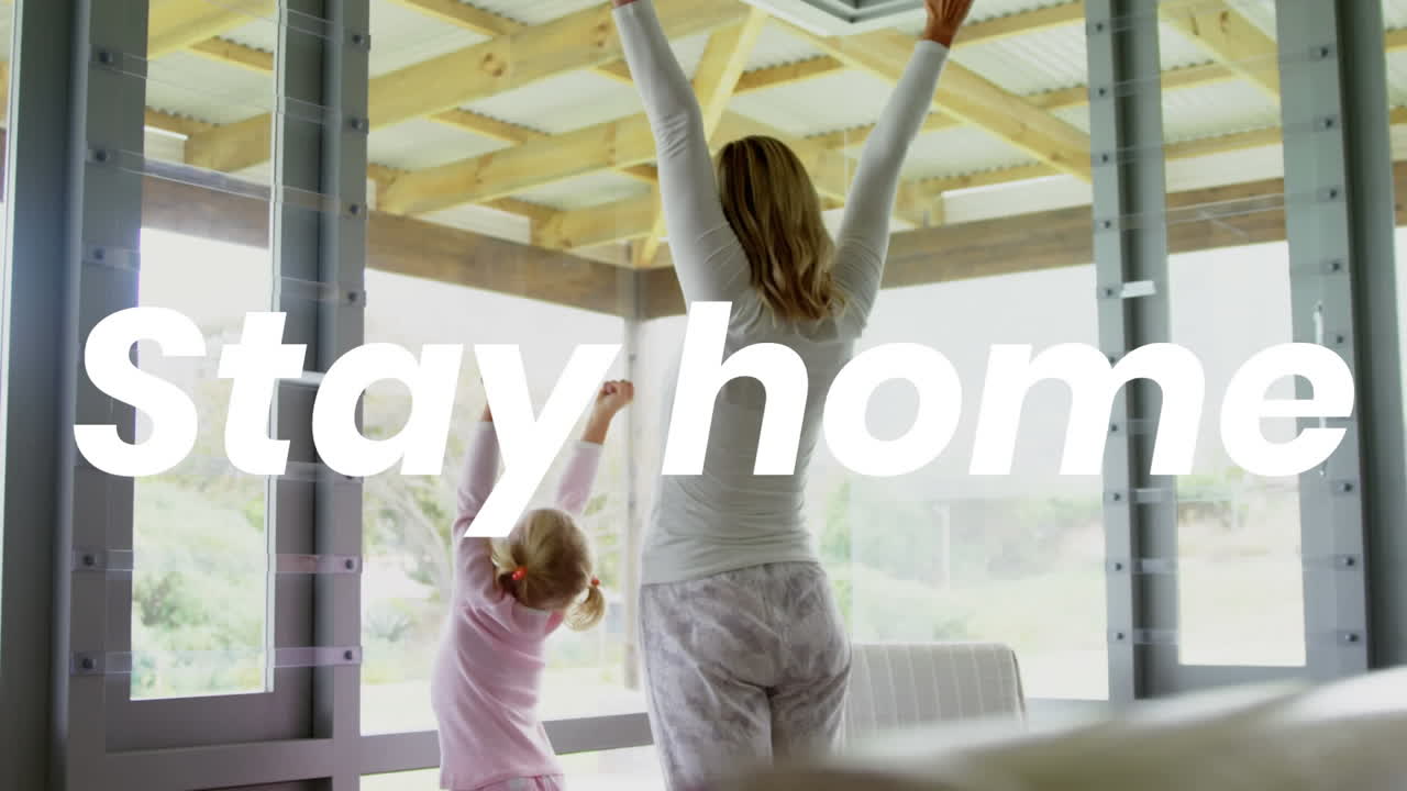 코로나바이러스 코로나19 대유행 기간 동안 집에 머물면서 단어를 연습하는 백인 여성과 그녀의 딸