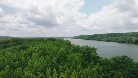 Antena-Sobre-Un-Frondoso-Bosque-En-La-Orilla-Del-Río-Tennessee