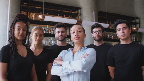 Retrato-De-La-Propietaria-Del-Bar-Del-Restaurante-Con-Un-Equipo-De-Camareros-De-Pie-Junto-Al-Mostrador