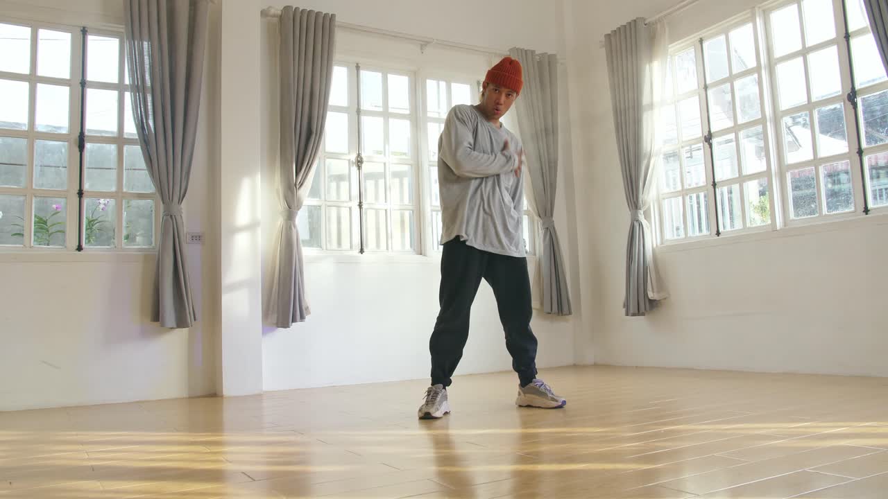 Funny Asian Man Dancing, Video In 4K 50Fps