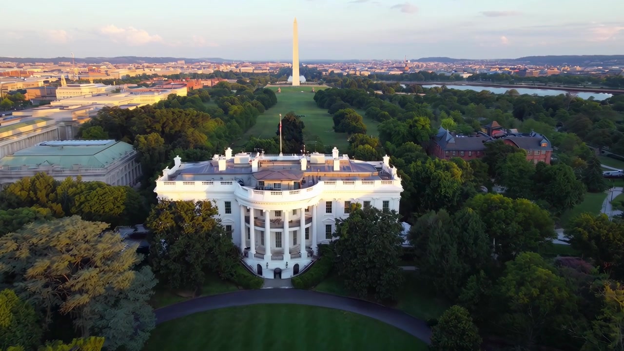 Vista aerea della Casa Bianca e del Monumento a Washington all'ora d'oro