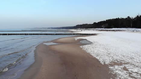 Aerial-shot-of-sandy-beach-in-Ustka-in-winter