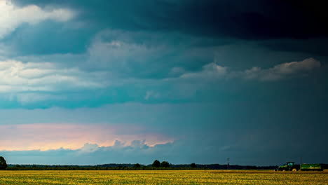 Timelapse-De-Fuertes-Nubes-De-Tormenta-Que-Se-Forman-En-El-Paisaje-Agrícola