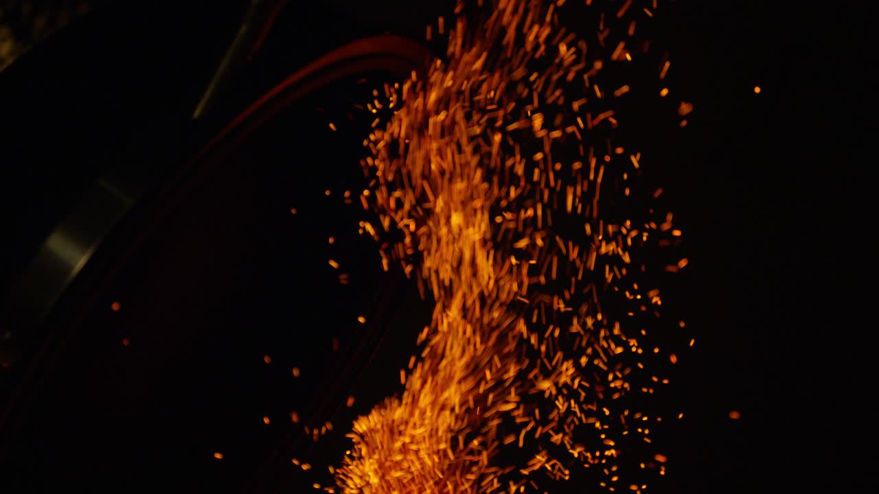 carbón ardiendo y brasas volando en el aire