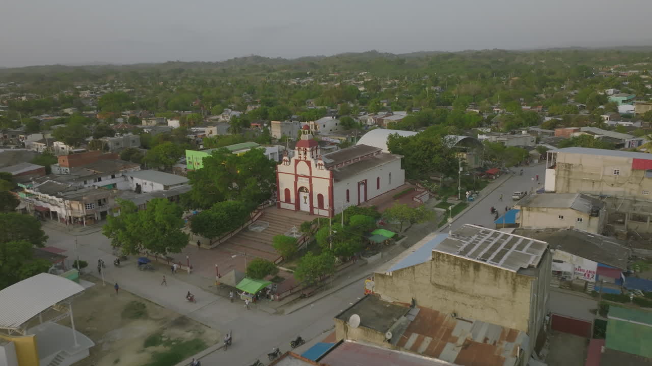 empuje aéreo rápido hacia la iglesia de santa rosa de lima durante la puesta de sol en santa rosa, colombia