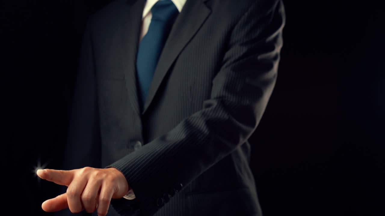 empresario dibuja finanzas gráfico alusivo que muestra el crecimiento de las ganancias comerciales