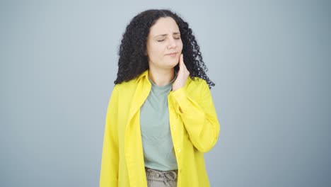 mujer joven con dolor de muelas.