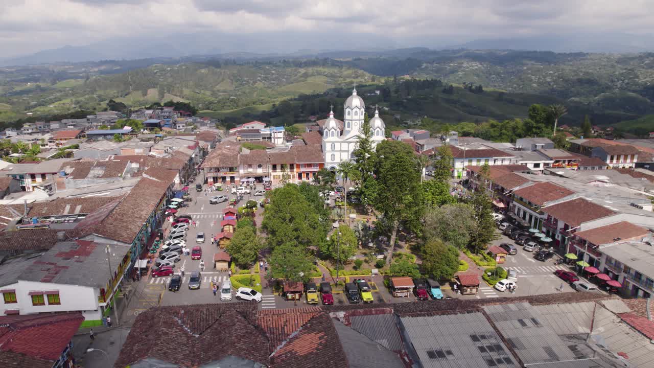 estilo colonial parque bolívar en filandia quindio, colombia, órbita aérea durante el día