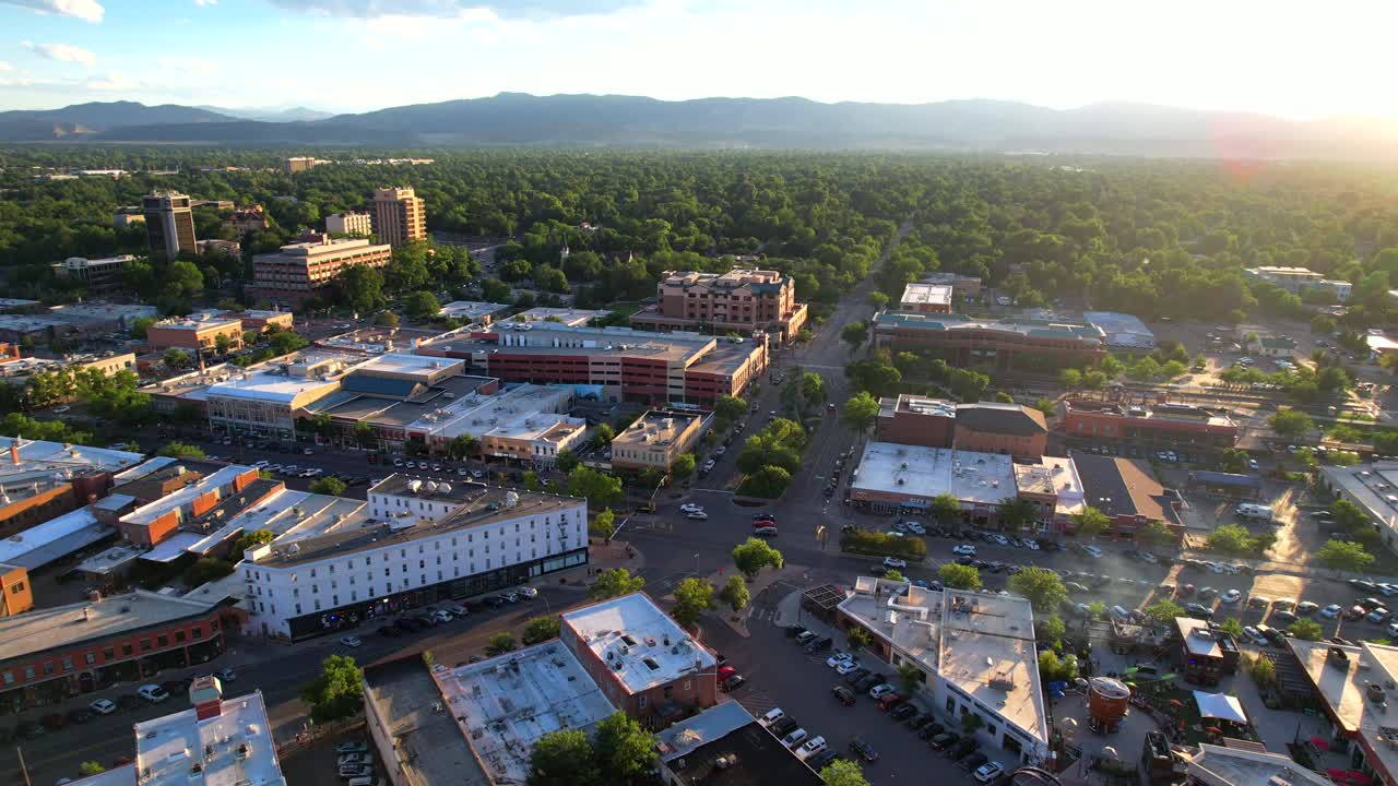 vista aérea de una ciudad al atardecer