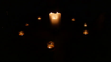 un círculo de velas en la oscuridad