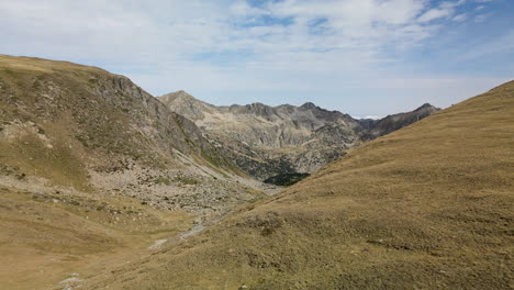 Erstaunliche-Atemberaubende-Bergkette-In-Puymorens