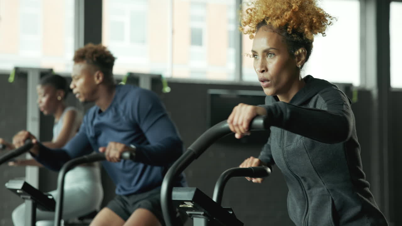 People exercising on exercise bikes at the gym