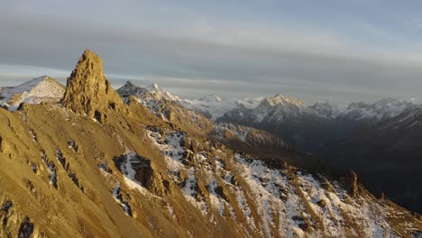 Toma-Aérea-Descendiendo-Paralela-A-La-Cresta-De-La-Montaña