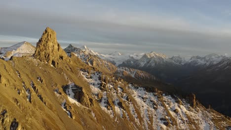 toma aérea descendiendo paralela a la cresta de la montaña