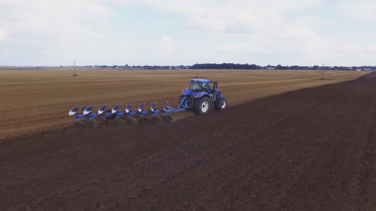 필드-3에서 작업하는 파란색 현대식 경작 트랙터