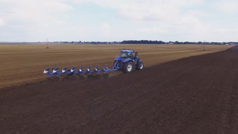 Tractor-De-Arado-Moderno-Azul-Trabajando-En-El-Campo-3