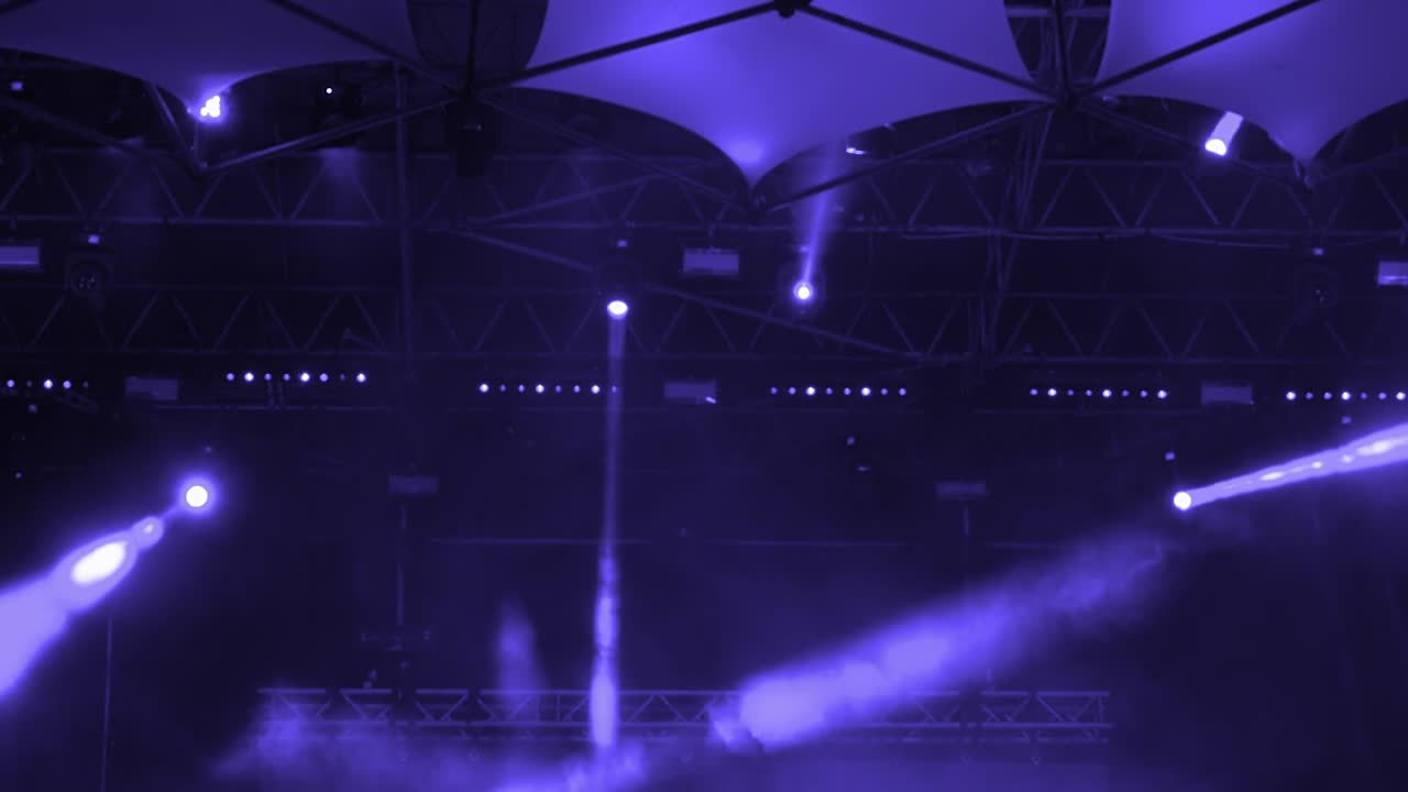 reflectores en el escenario durante el concierto. bucle sin fisuras
