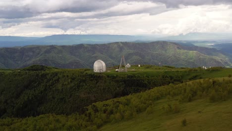 observatorio científico astrofísico especial. centro astronómico para observaciones terrestres del universo con un gran telescopio.