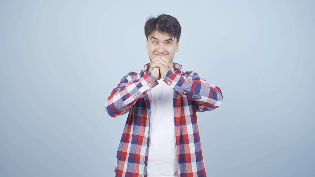 카메라를 보는 남자가 자신감을 나타 ⁇ 니다.