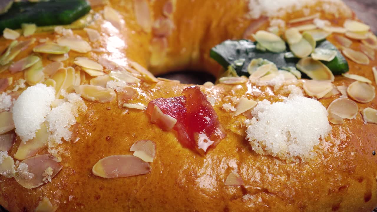 전통적인 킹스 데이, 에피파니 케이크, 스페인 로스카, 과일과 견과류로 구운 로스콘 데 레이스