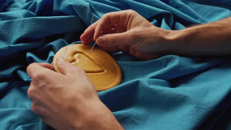 las manos de los hombres rascan galletas de azúcar caramelo en forma de corazón.