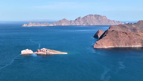 tomada lateral del desierto y el mar de cortes en méxico