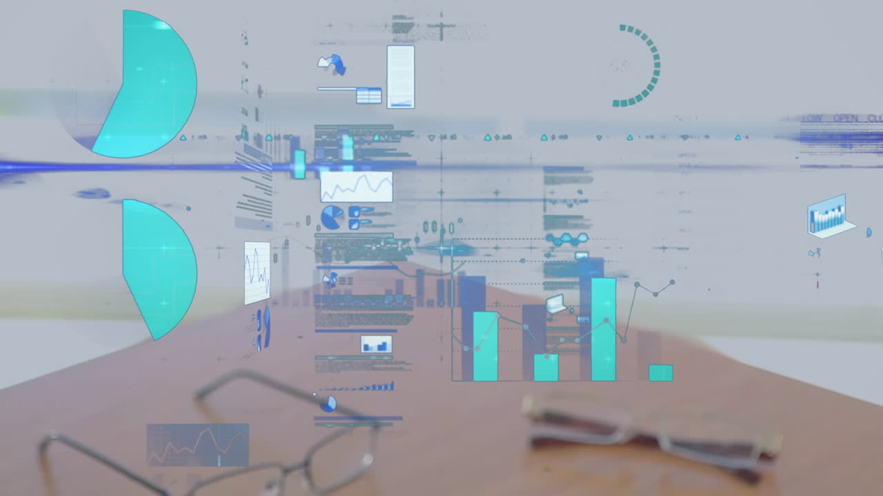 animación de procesamiento de datos financieros sobre gafas y hombres de negocios caucásicos estrechando la mano
