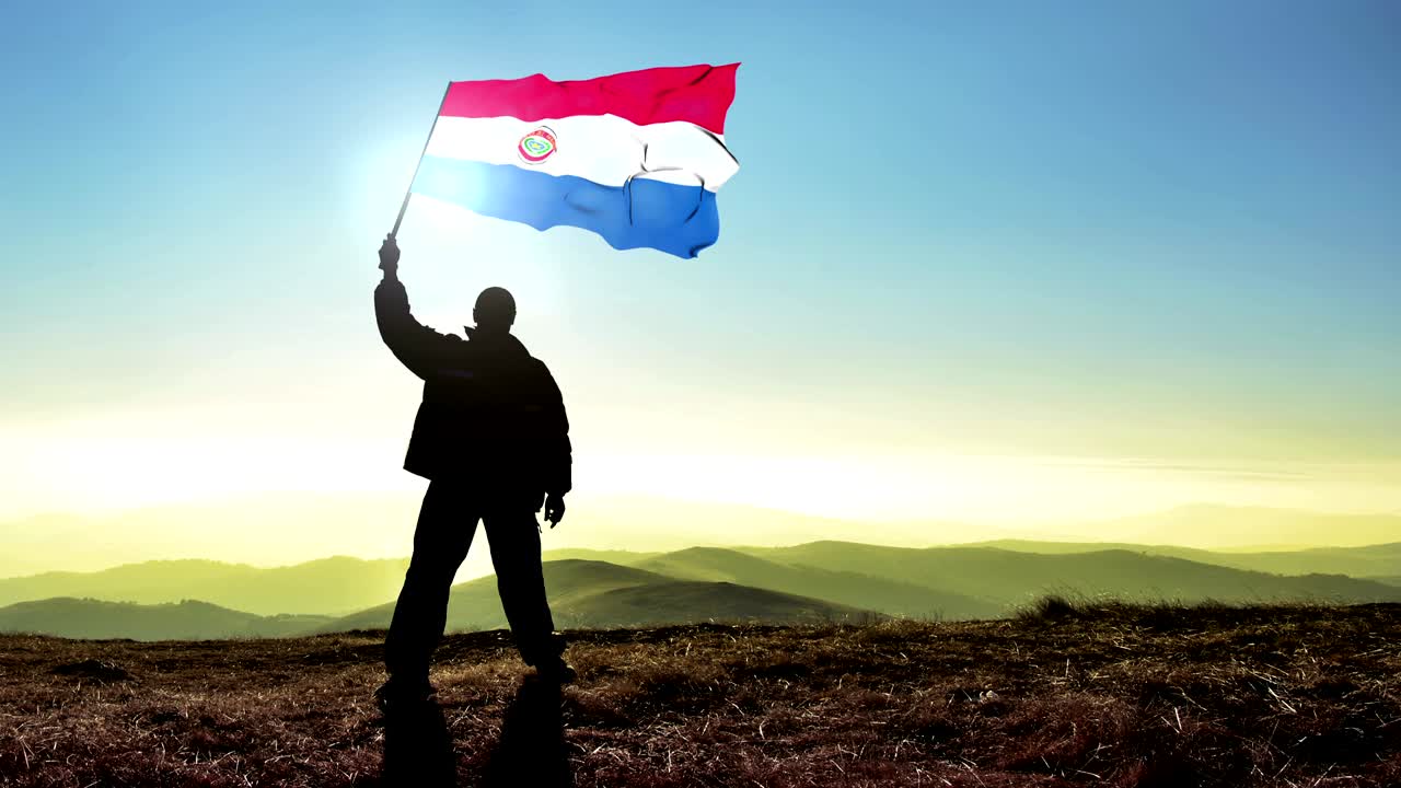 성공적인 실루 남자 우승자 산 꼭대기에서 파라과이 발을 흔들고, 시네마그래프 루프 배경