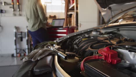 video de un coche con el capó abierto en un taller de reparación de coches