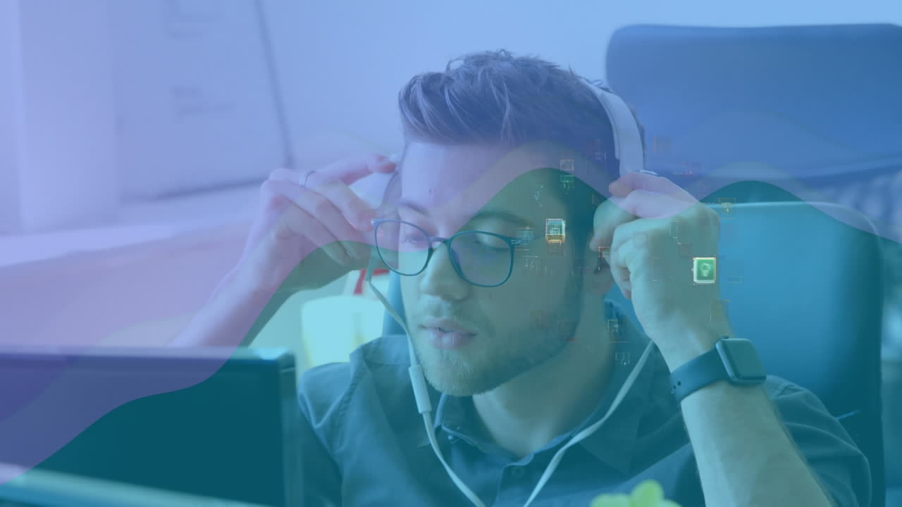 animación de la red de conexiones e iconos de medios sobre el hombre de negocios en el escritorio utilizando la computadora