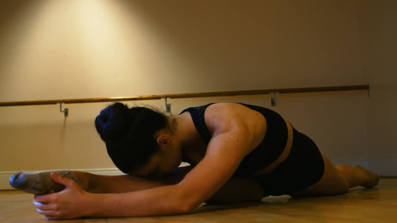 una bailarina practicando un baile de ballet