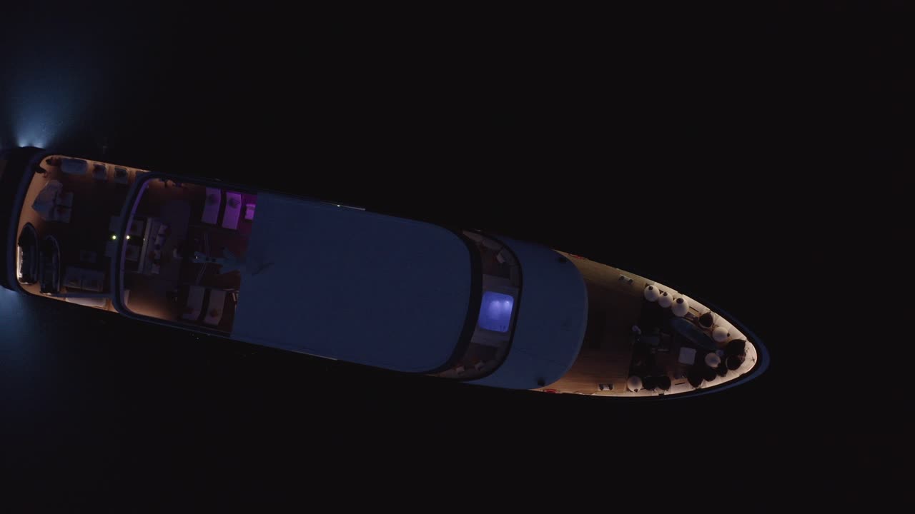 hermosa fotografía nocturna de un yate junto a una hermosa costa