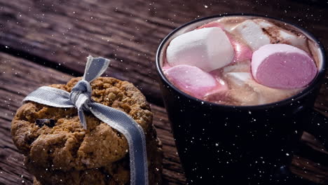 la nieve cayendo con chocolate caliente de navidad y galleta
